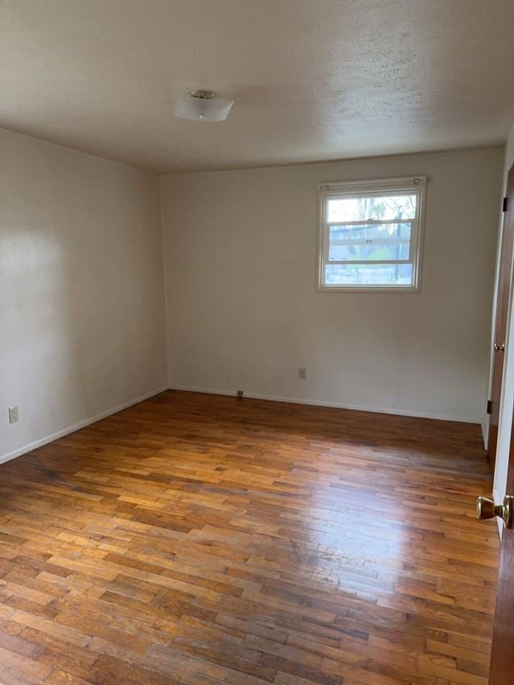 1110 1110 & 1112 W 8th St - Photo 6 of 10