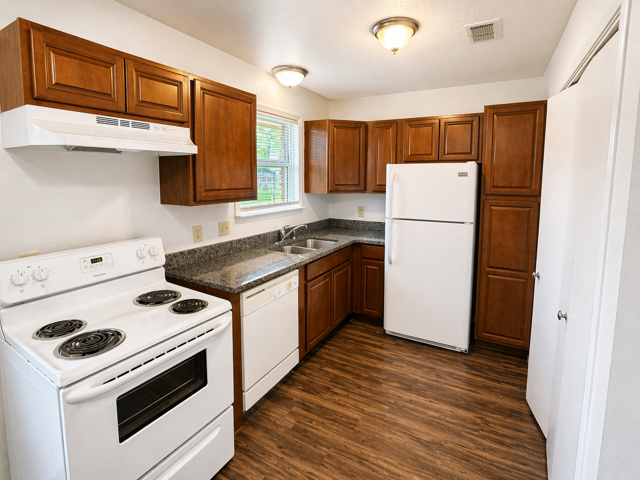 801 Apache Dr - Photo 4 of 16