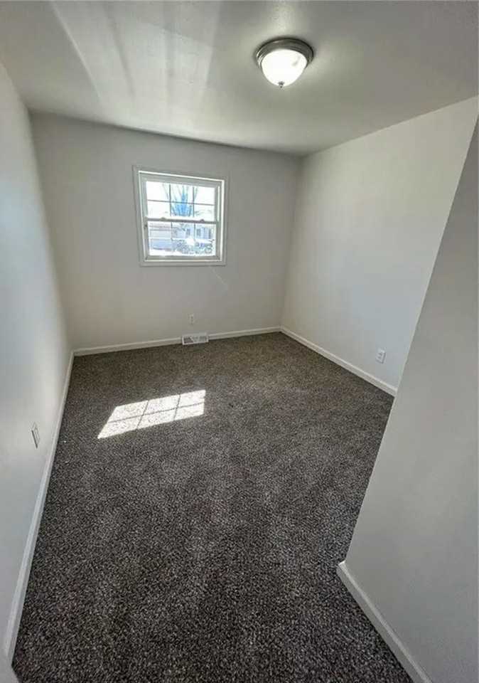 223 Donald St - Photo 6 of 9