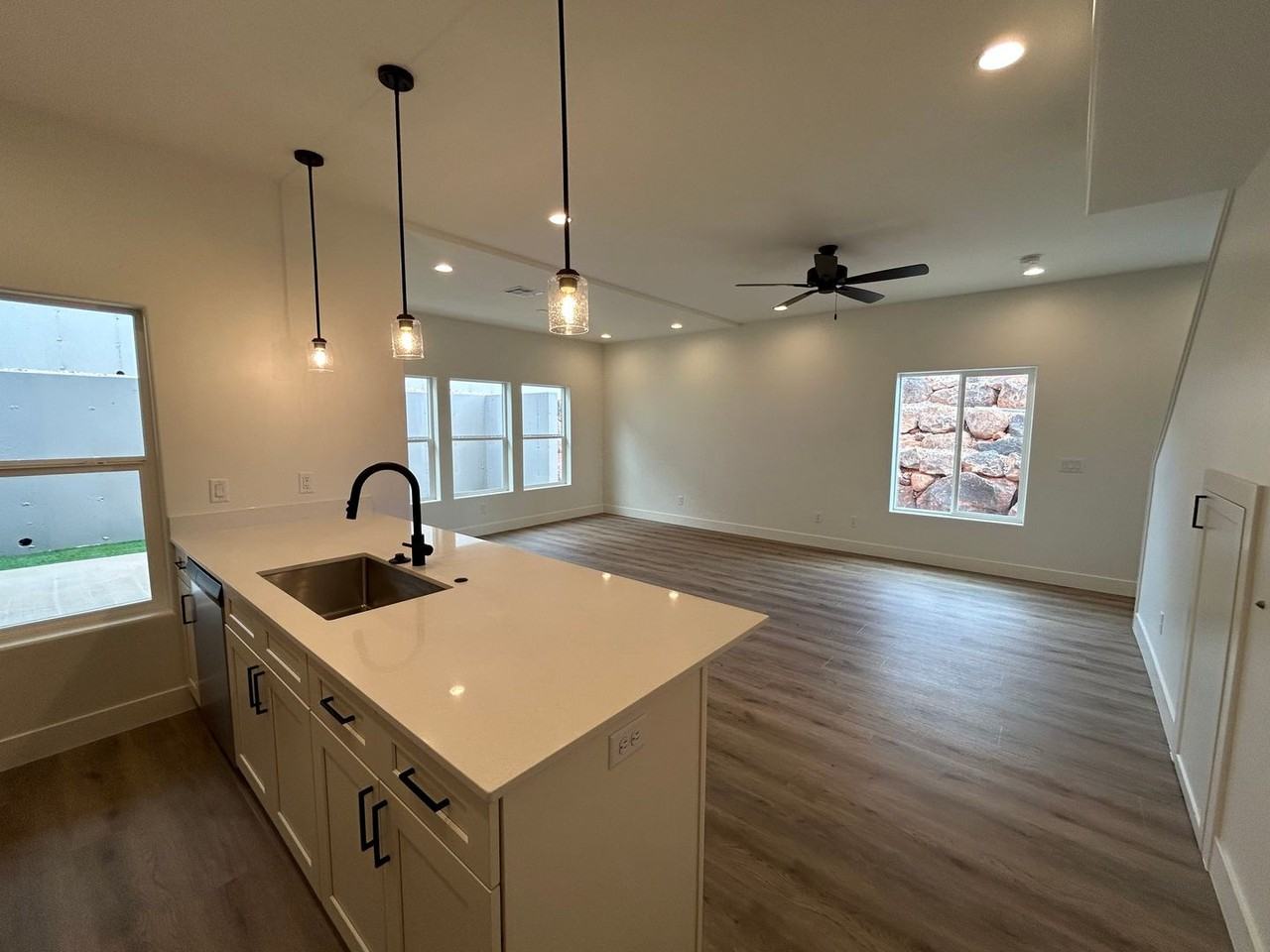 1548 E Mead Ln - Photo 5 of 38