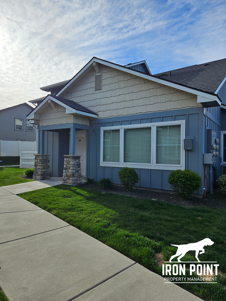 944 E Wandering Ln - Photo 2 of 39