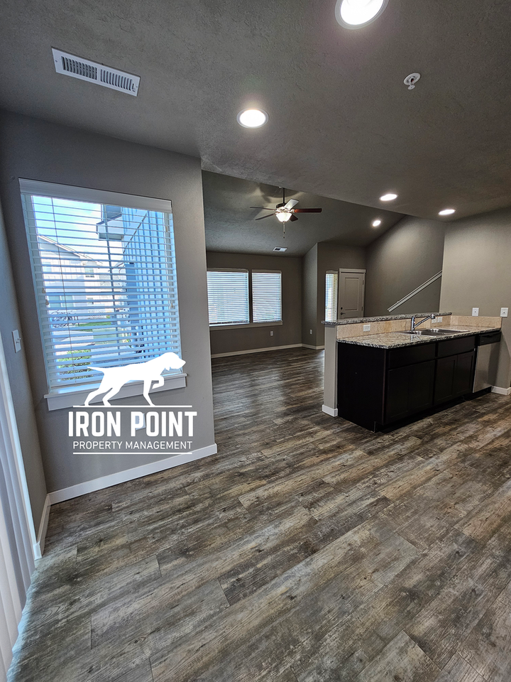 944 E Wandering Ln - Photo 5 of 39