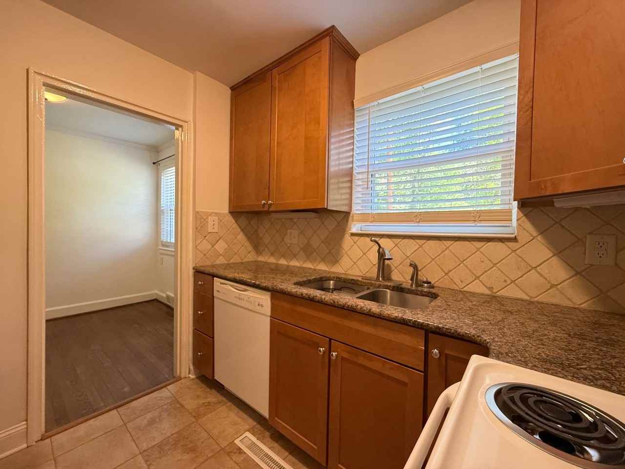 715 N Avalon Rd #D - Photo 4 of 15