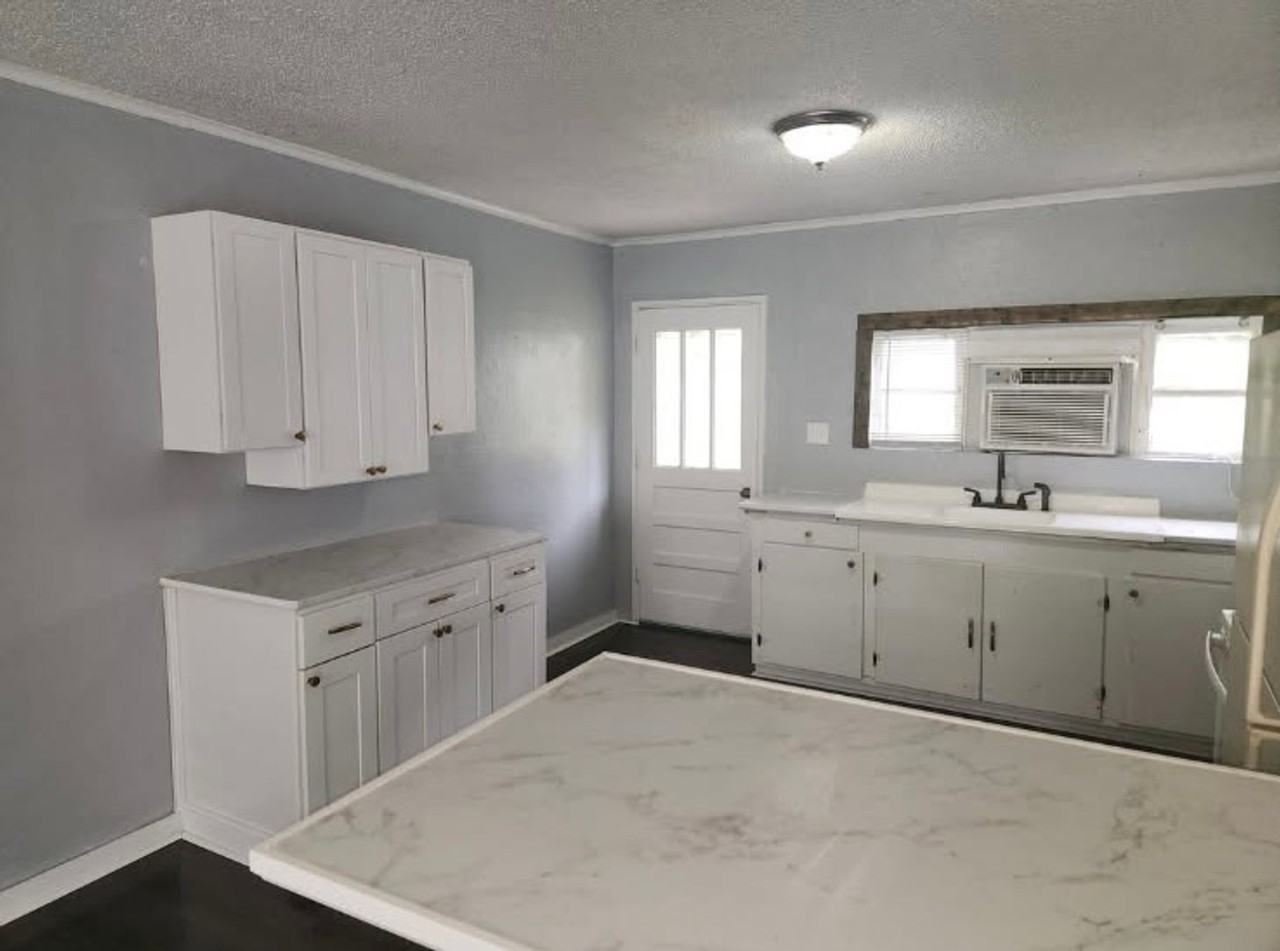 1326 Barry St - Photo 2 of 9