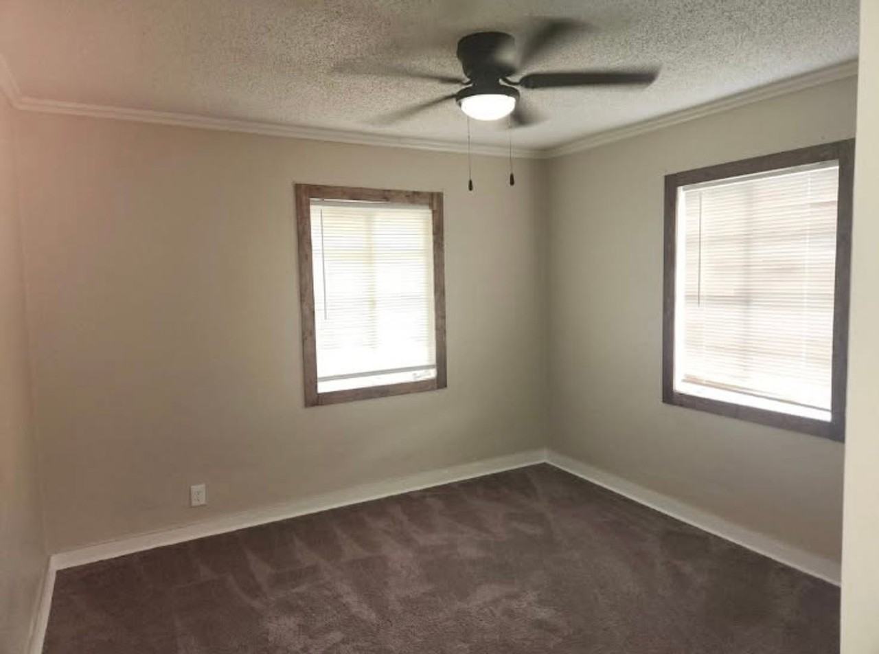 1326 Barry St - Photo 5 of 9