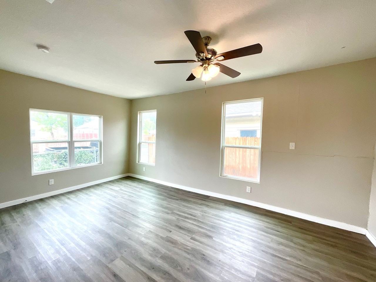 230 Micklejohn St - Photo 6 of 30