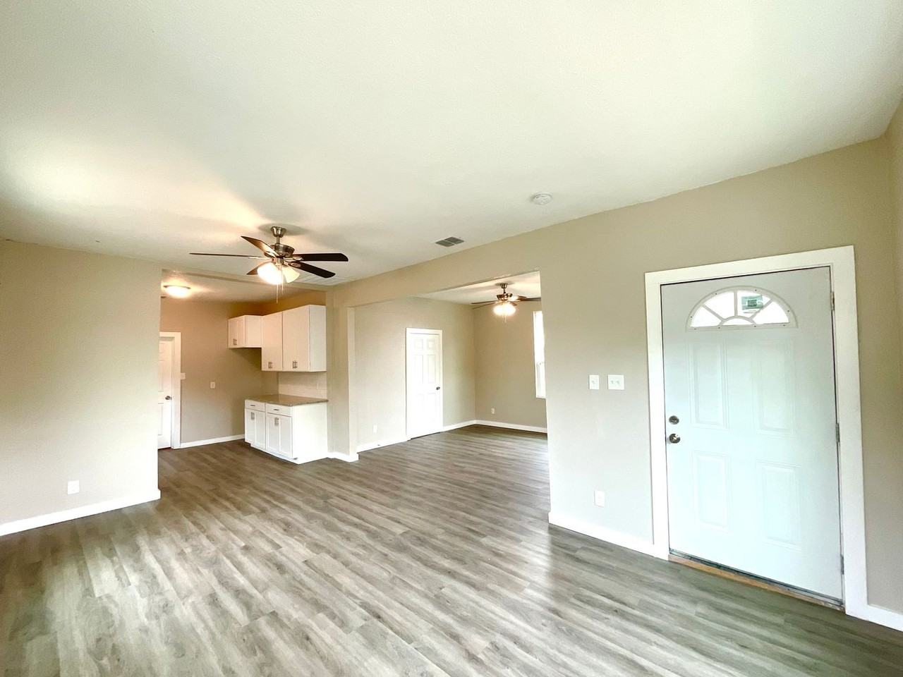 230 Micklejohn St - Photo 7 of 30