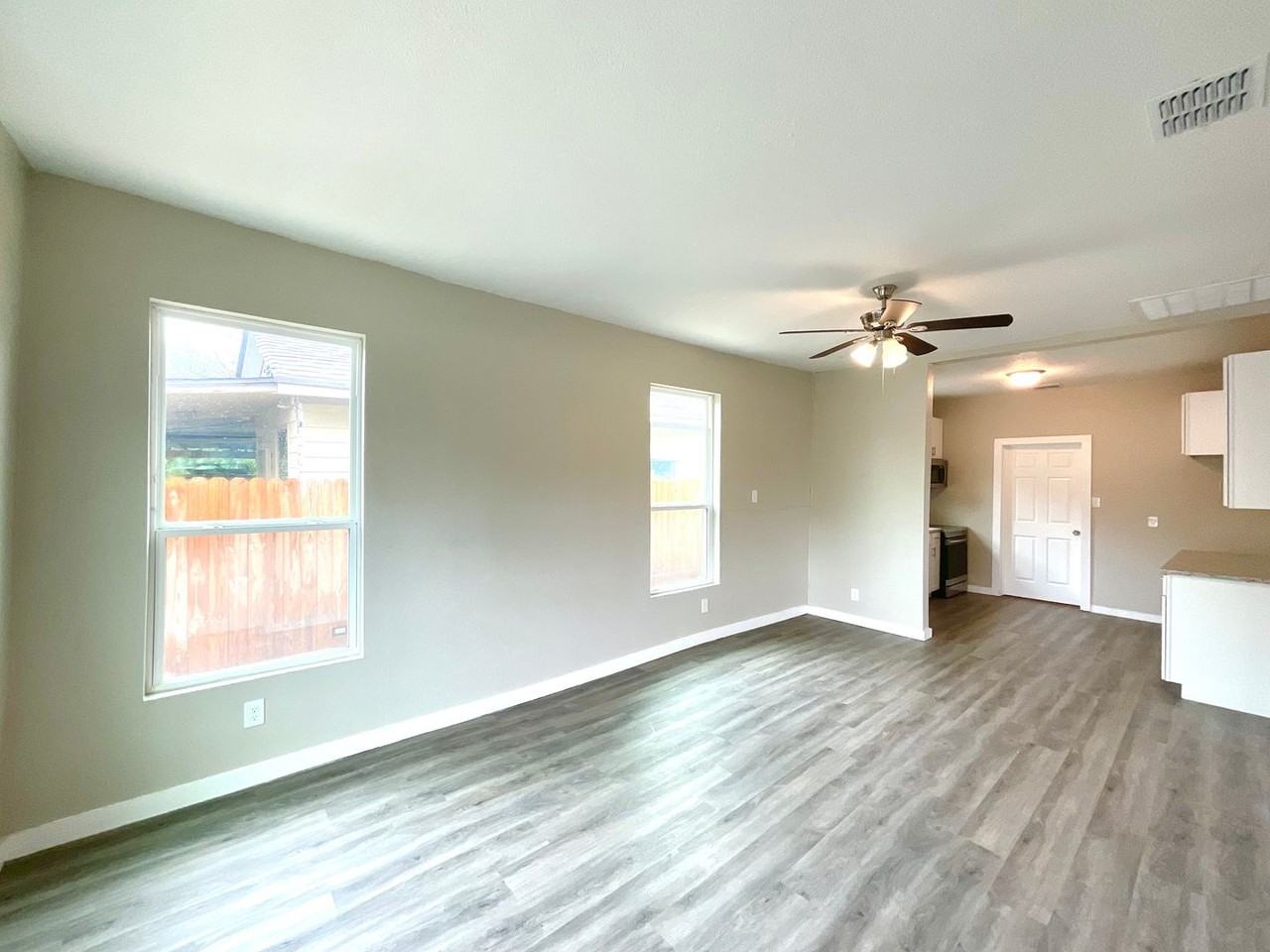 230 Micklejohn St - Photo 6 of 31