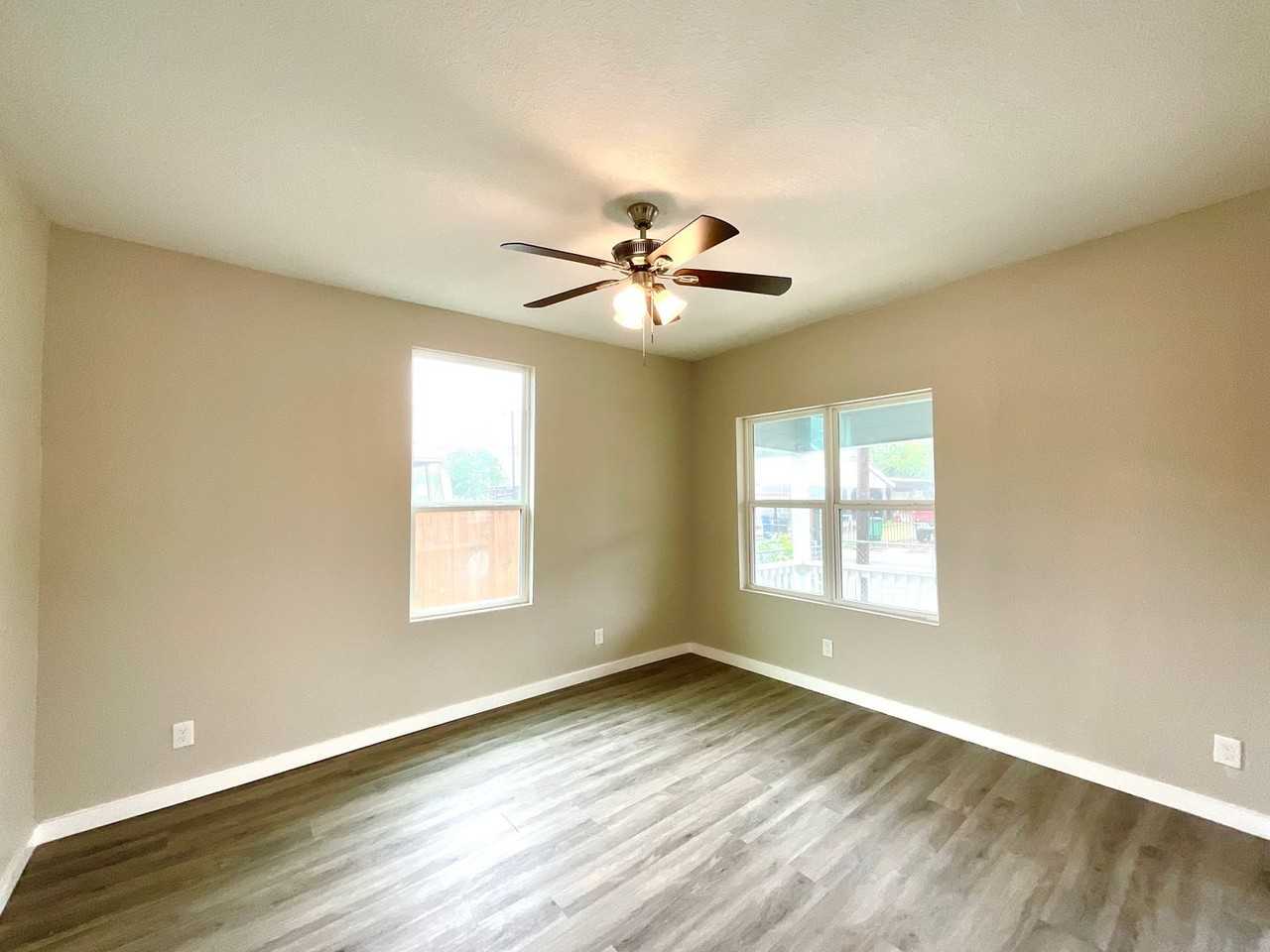 230 Micklejohn St - Photo 7 of 31