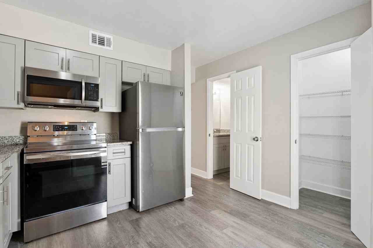 688 Leslie Ct - Photo 6 of 19