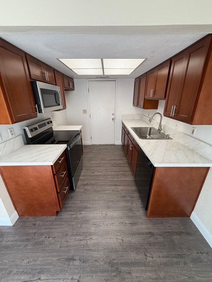 7652 San Simeon Dr - Photo 7 of 19