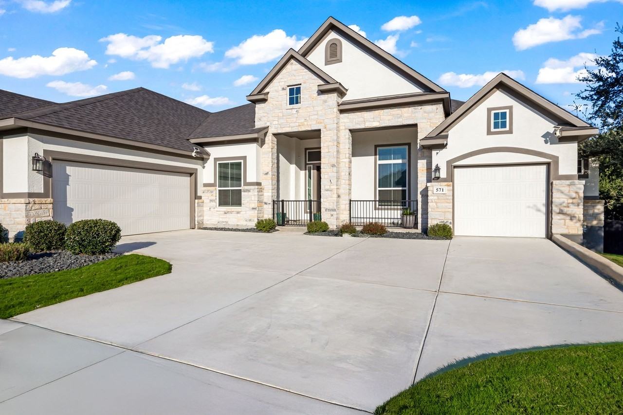 571 Englewood Ln - Photo 3 of 16