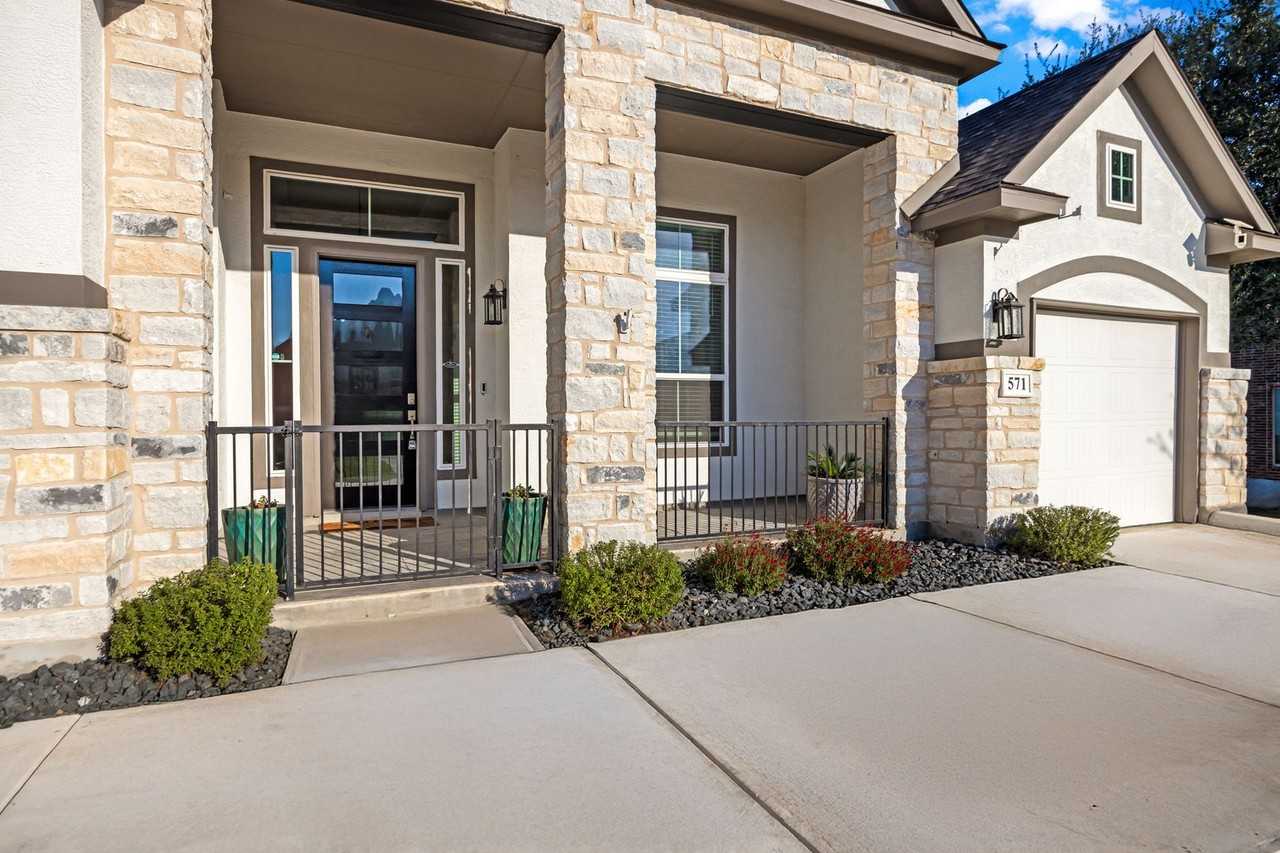 571 Englewood Ln - Photo 4 of 16