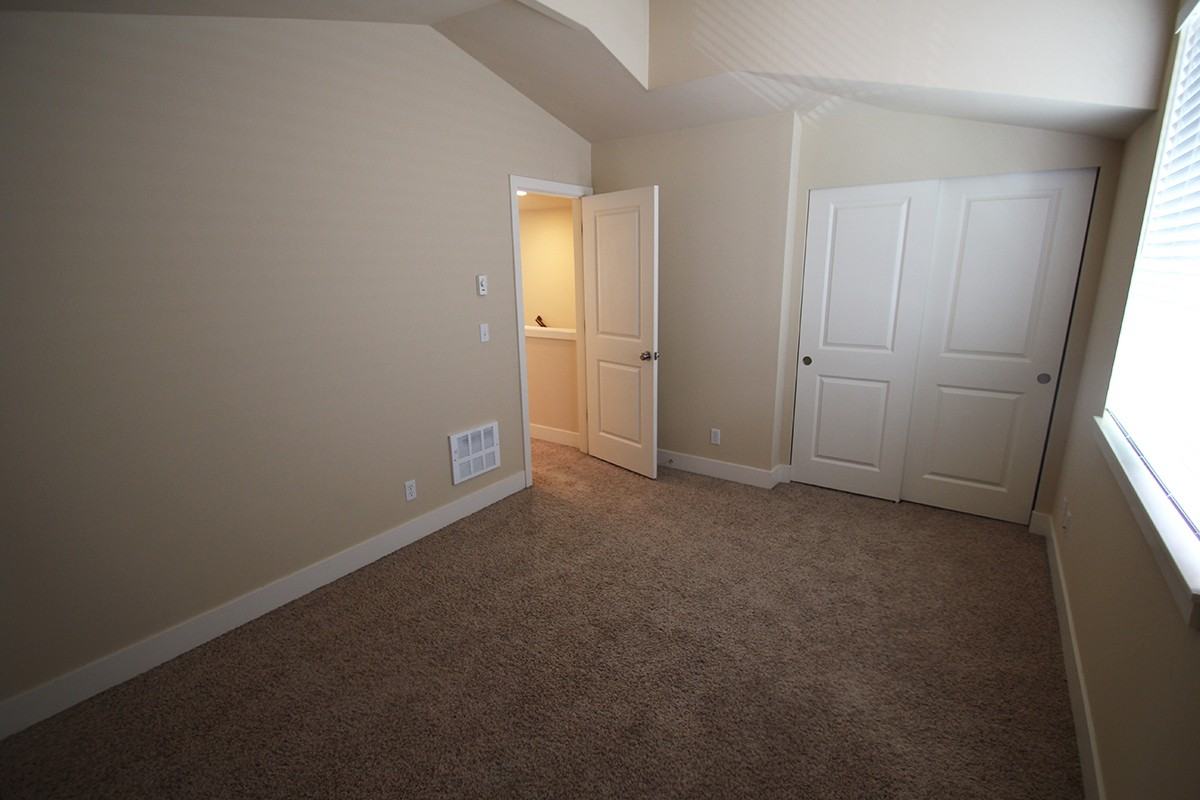 5017 40th Ave Ne - Photo 5 of 19