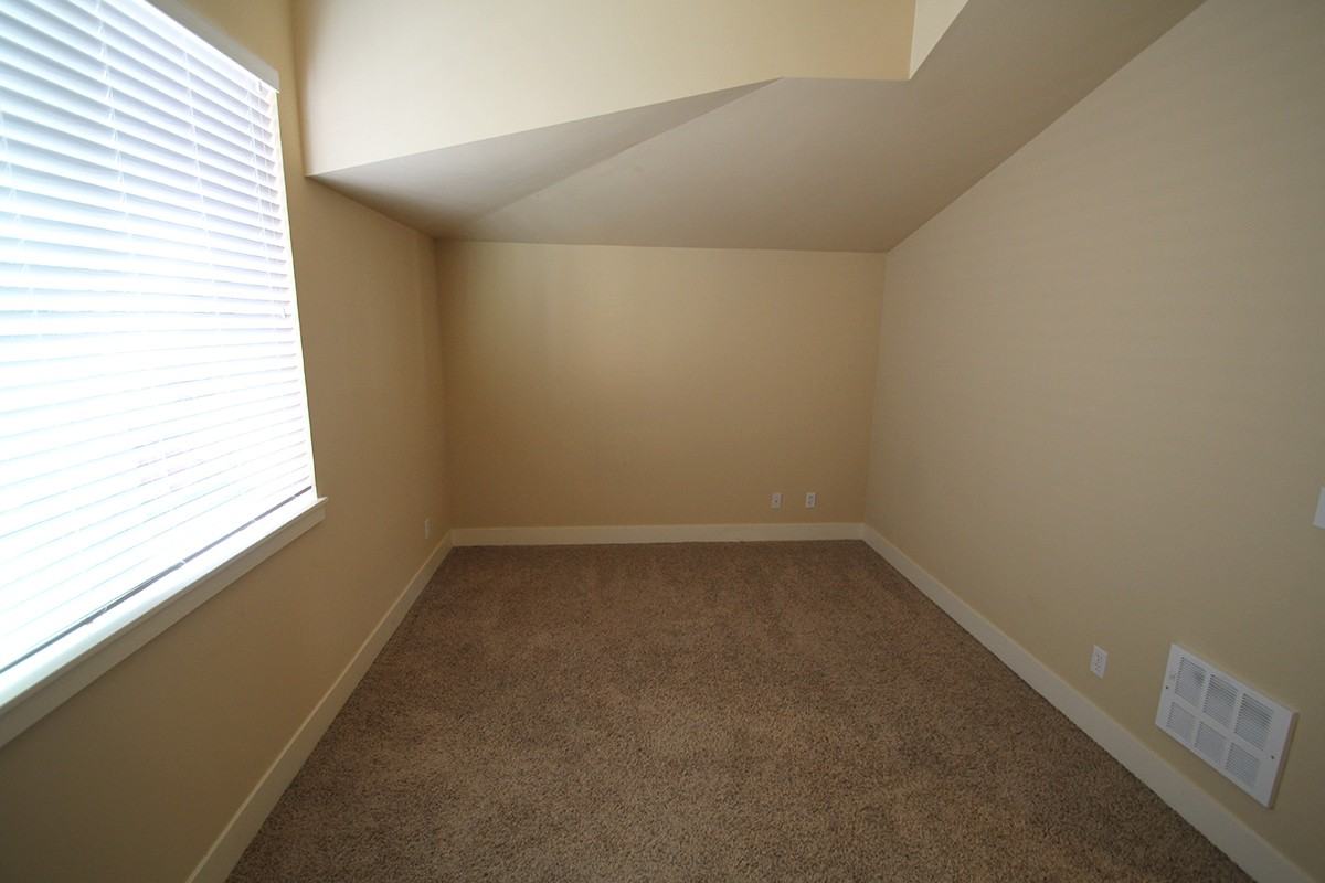 5017 40th Ave Ne - Photo 6 of 19