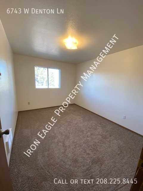 6743 W Denton Ln - Photo 5 of 8