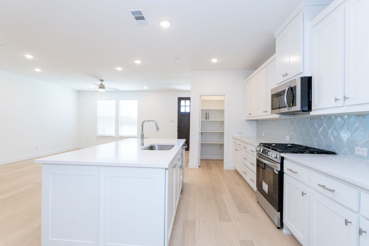 9508 Espalier St - Photo 5 of 38