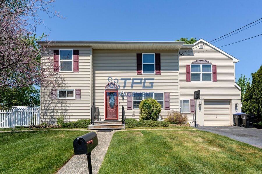 8 Windsor Dr - Photo 2 of 32