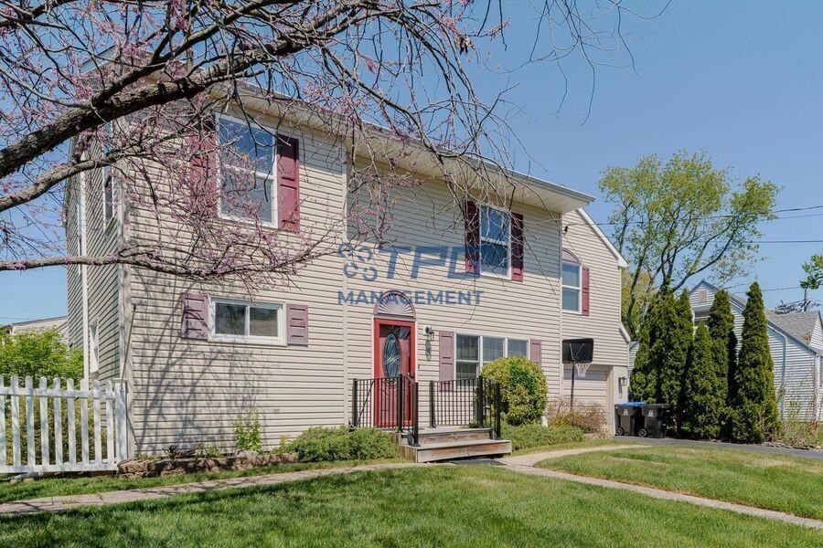 8 Windsor Dr - Photo 3 of 32