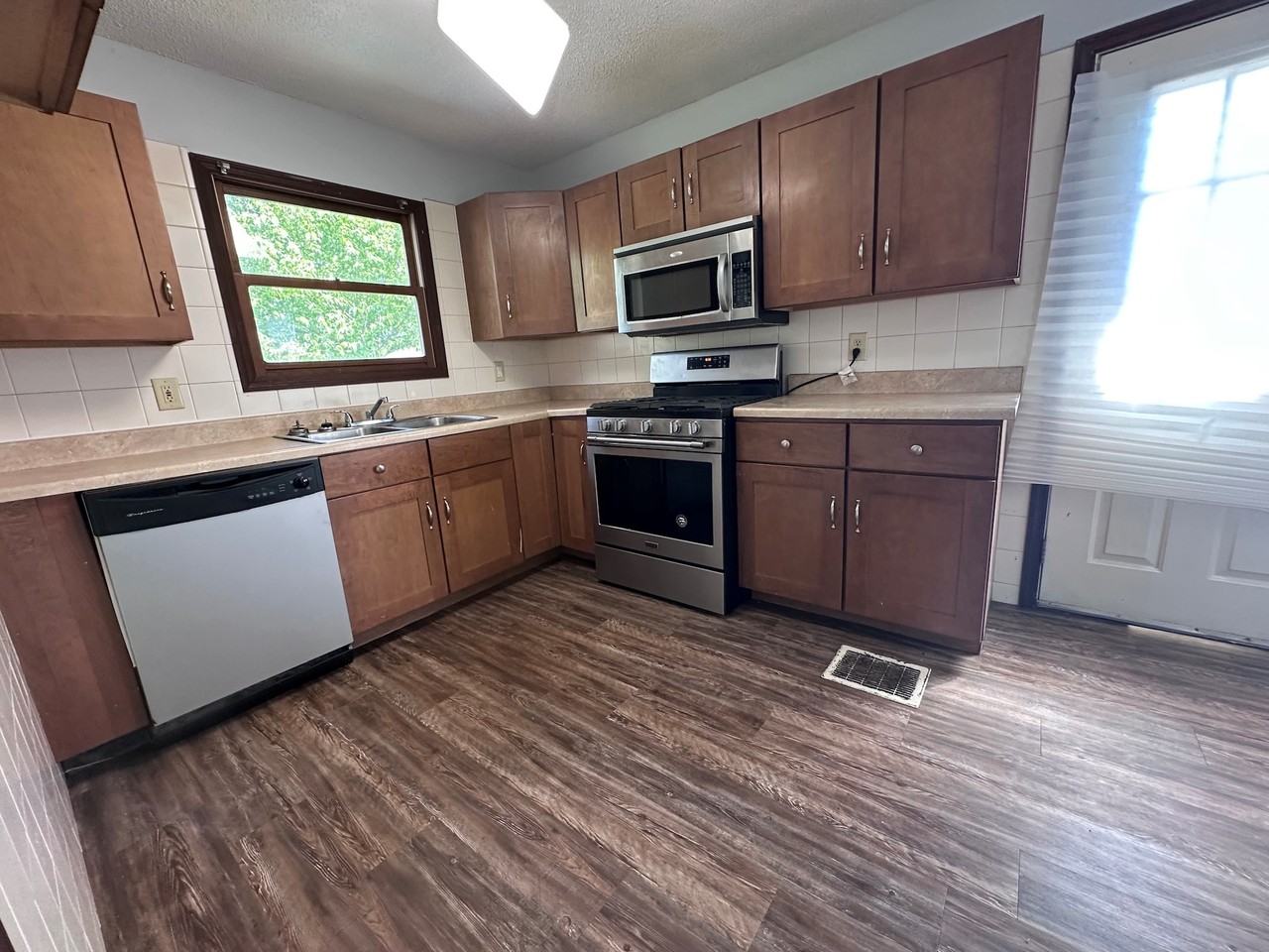 1107 N Grant St - Photo 2 of 27