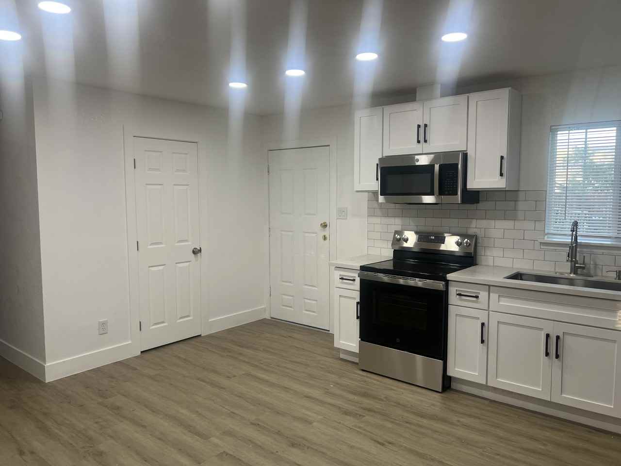 548 Las Palmas Ave #B - Photo 2 of 10