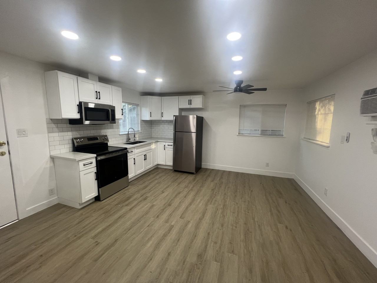 548 Las Palmas Ave #B - Photo 3 of 10