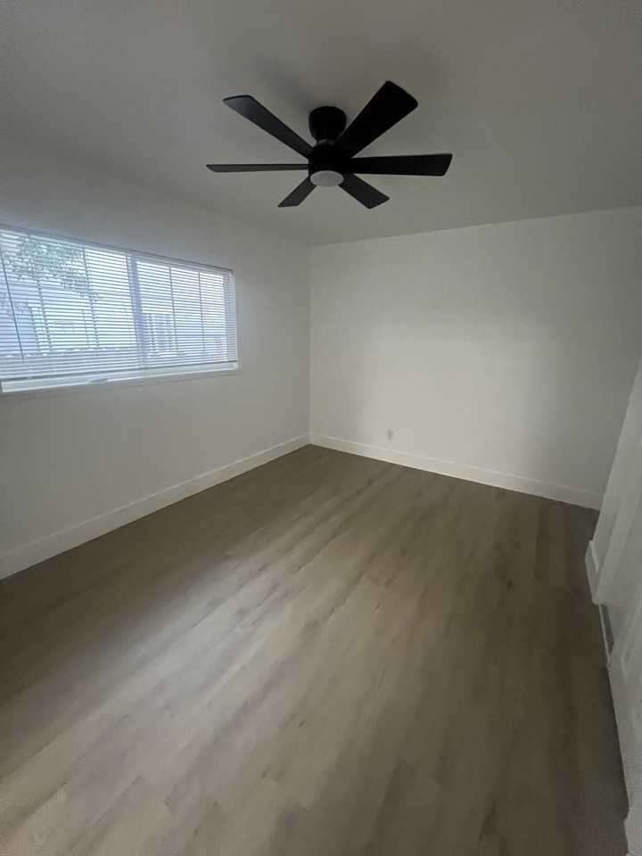 548 Las Palmas Ave #B - Photo 5 of 10