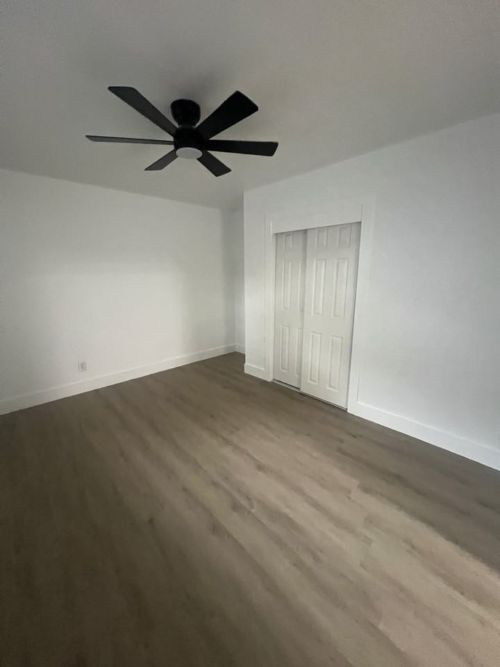 548 Las Palmas Ave #B - Photo 7 of 10