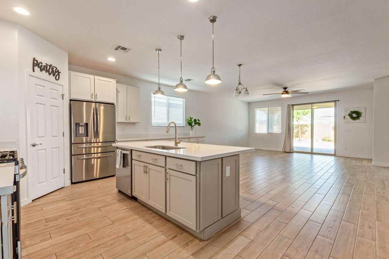 10617 S 55th Dr - Photo 3 of 19