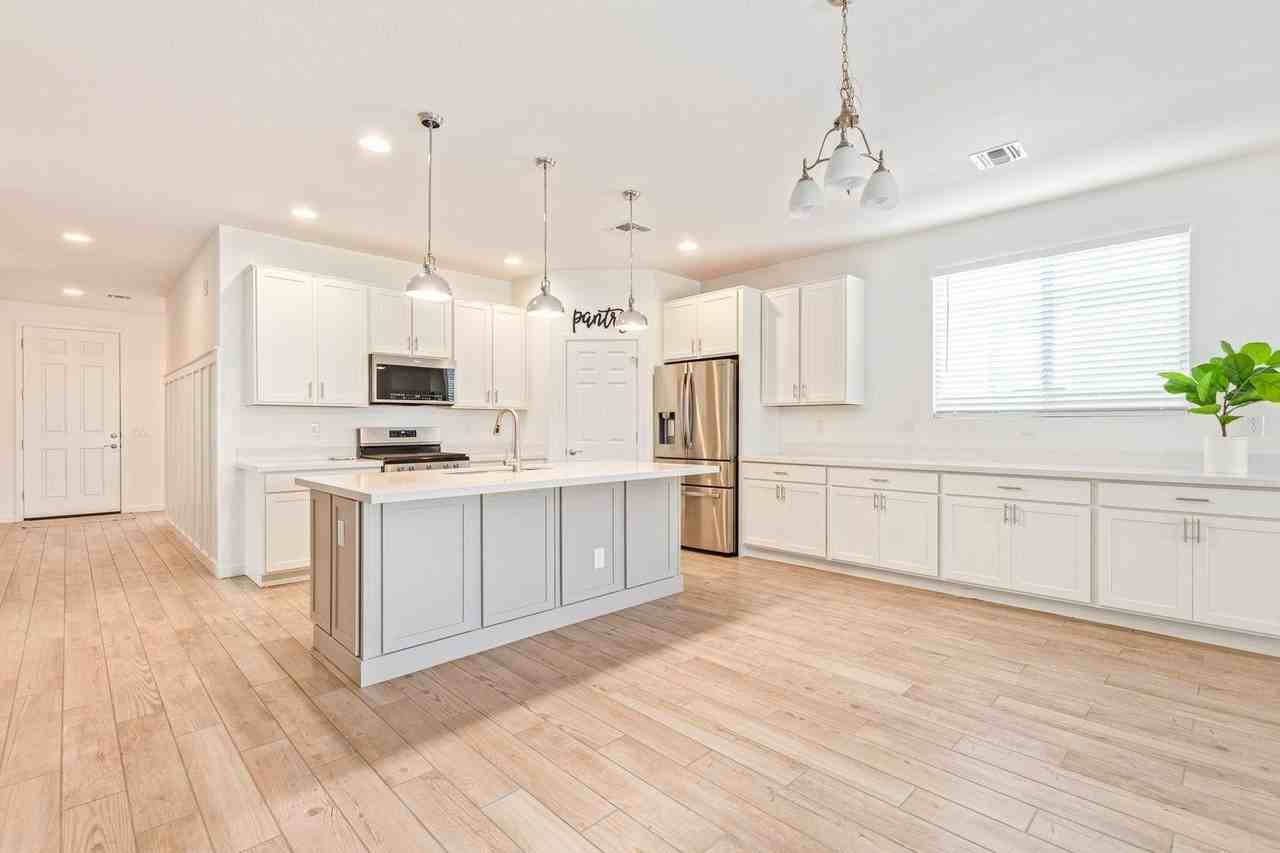 10617 S 55th Dr - Photo 4 of 19