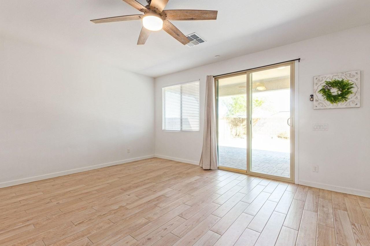 10617 S 55th Dr - Photo 5 of 19