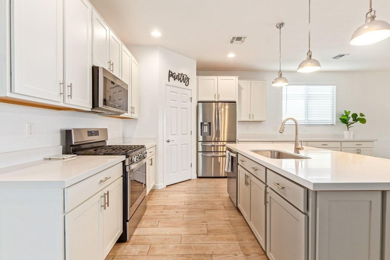 10617 S 55th Dr - Photo 6 of 19