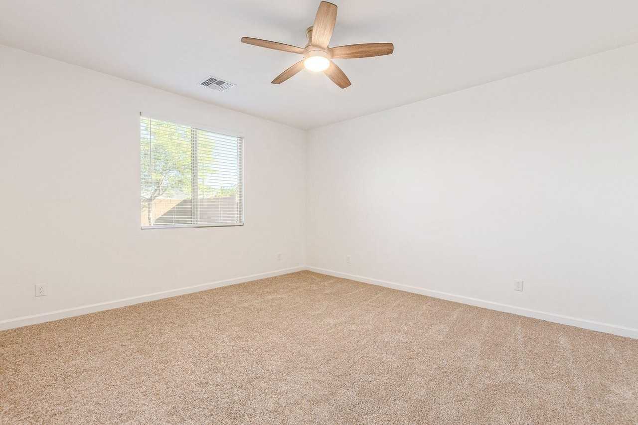 10617 S 55th Dr - Photo 7 of 19