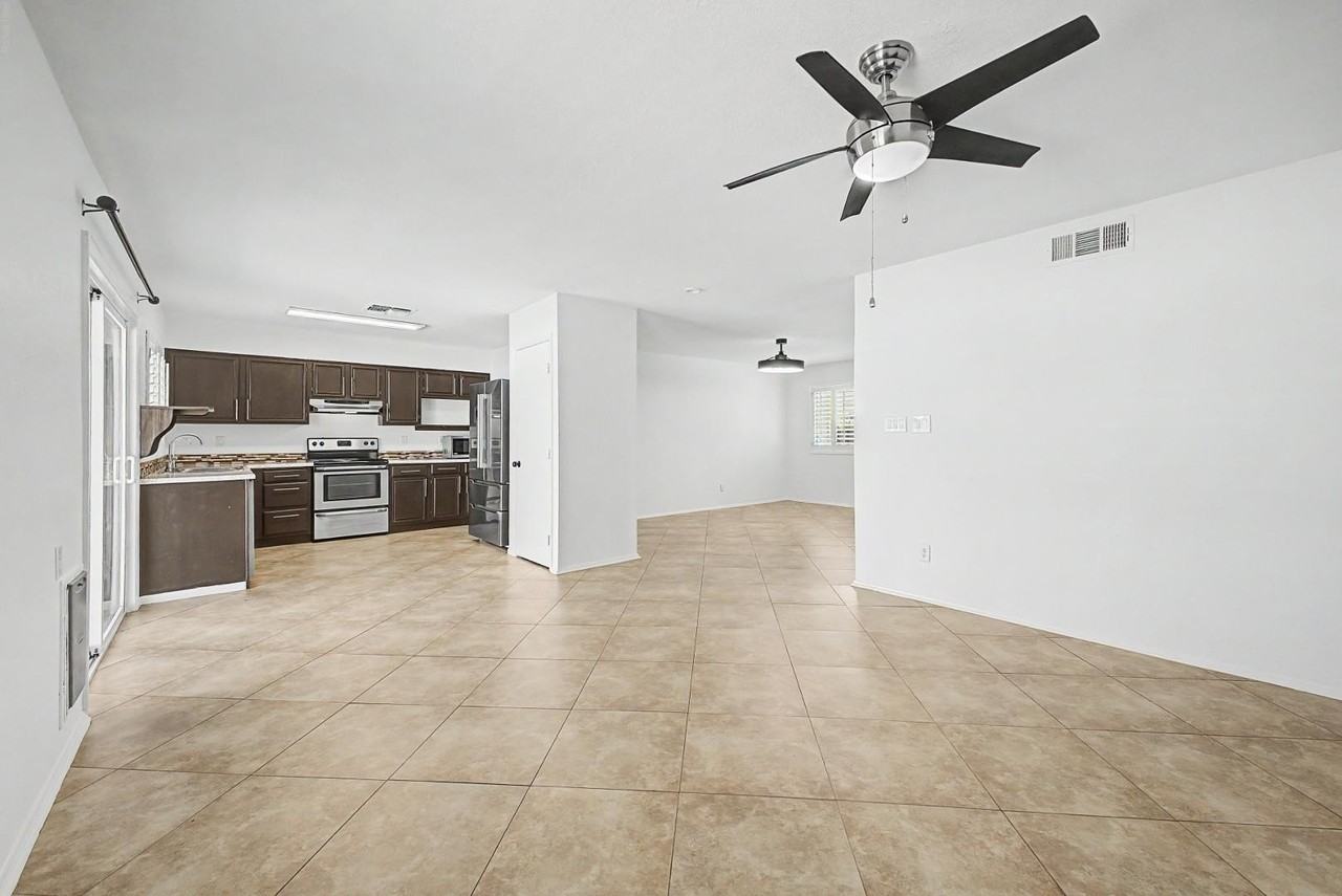 18043 N 33rd Ave - Photo 2 of 28