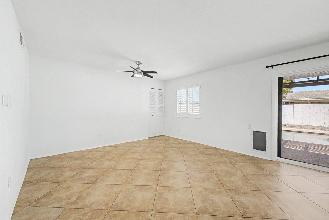 18043 N 33rd Ave - Photo 4 of 28