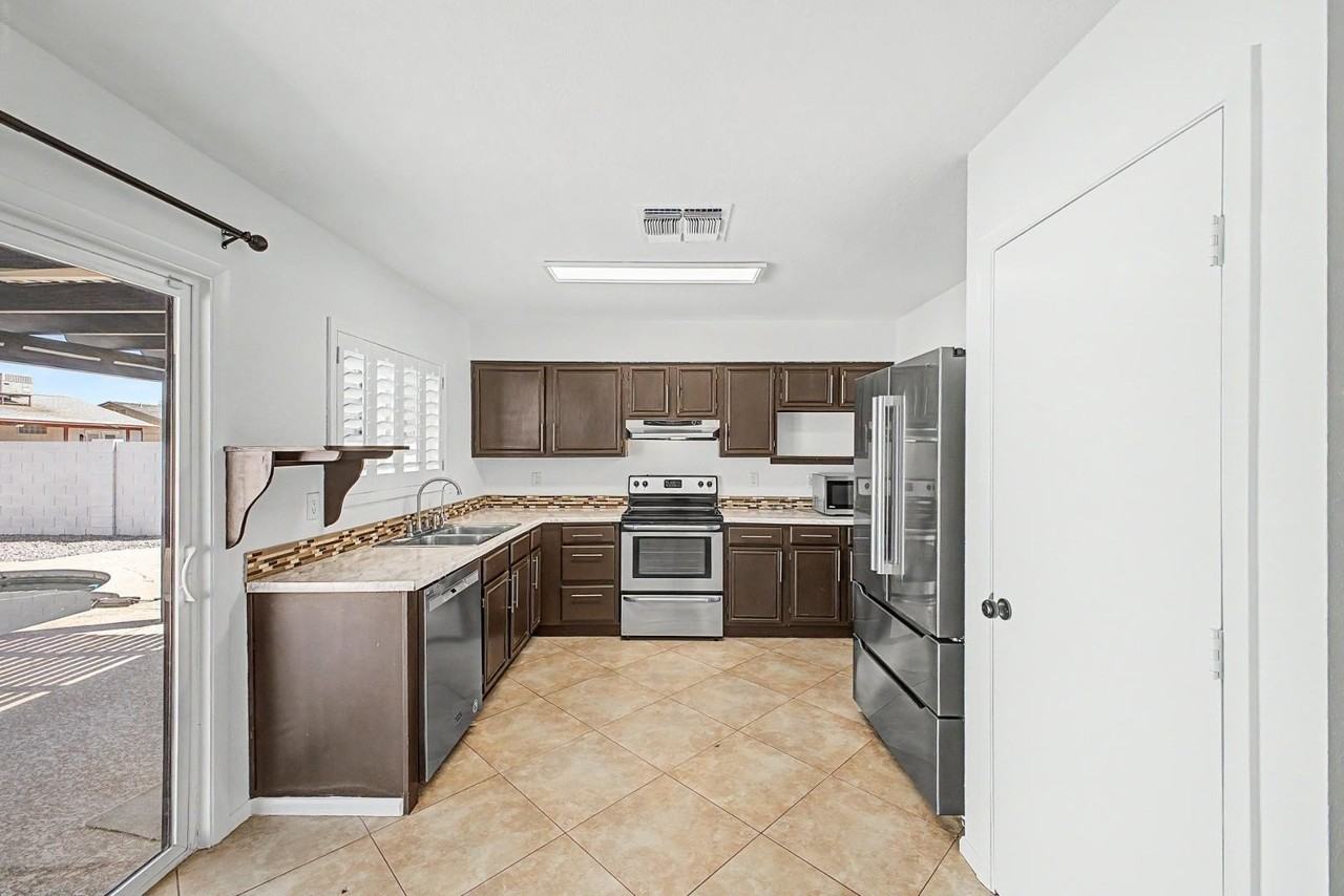 18043 N 33rd Ave - Photo 5 of 28