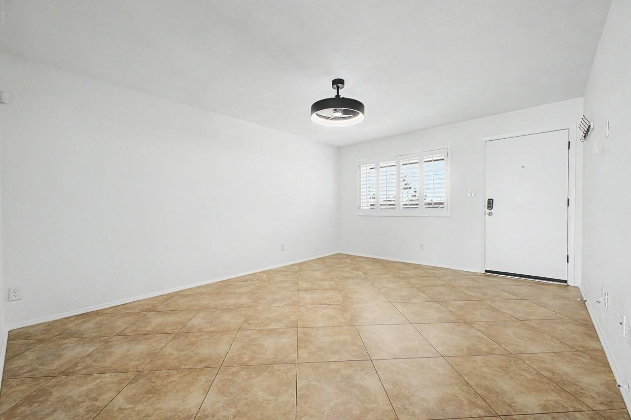 18043 N 33rd Ave - Photo 6 of 28