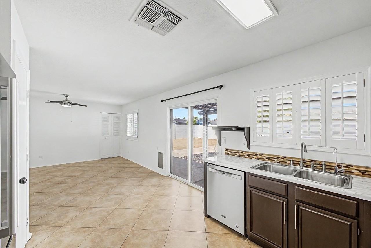 18043 N 33rd Ave - Photo 7 of 28