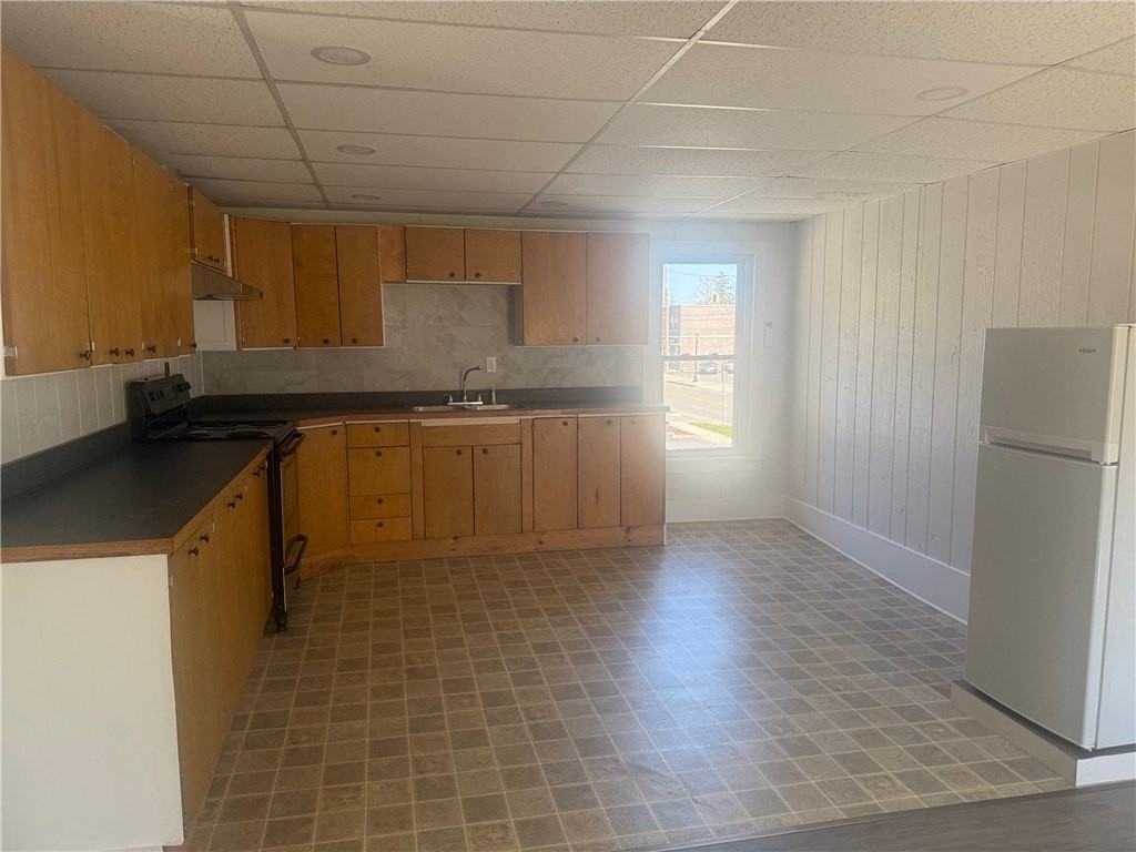 221 S Franklin St - Photo 3 of 11