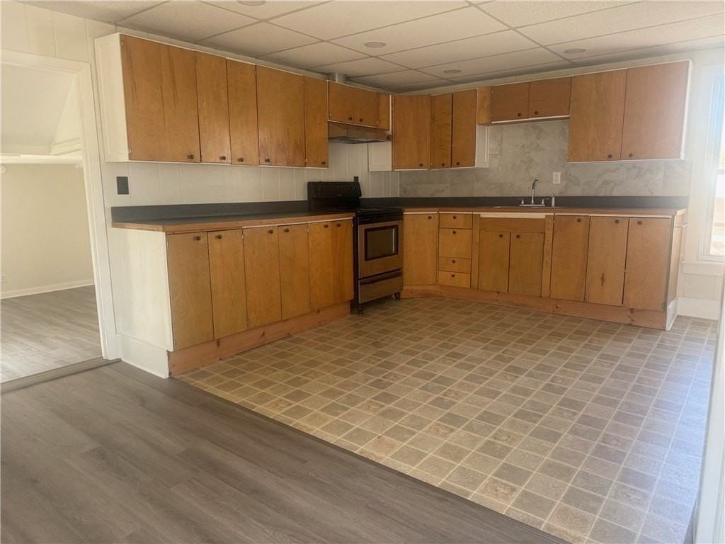 221 S Franklin St - Photo 4 of 11