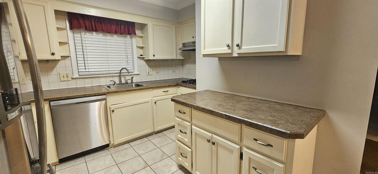 7302 Woodside Ln - Photo 3 of 20