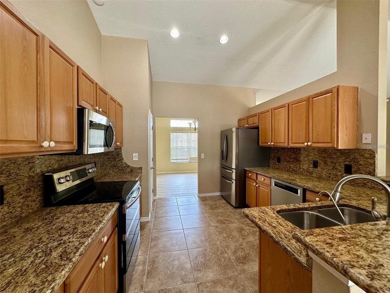 271 Campinas St - Photo 7 of 33