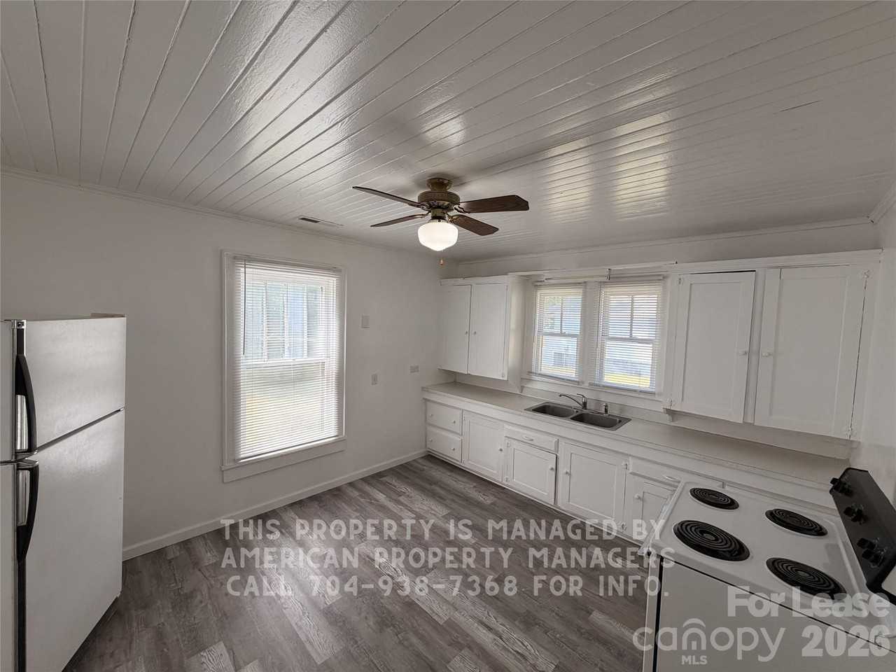 1604 Carolina Ave - Photo 3 of 10