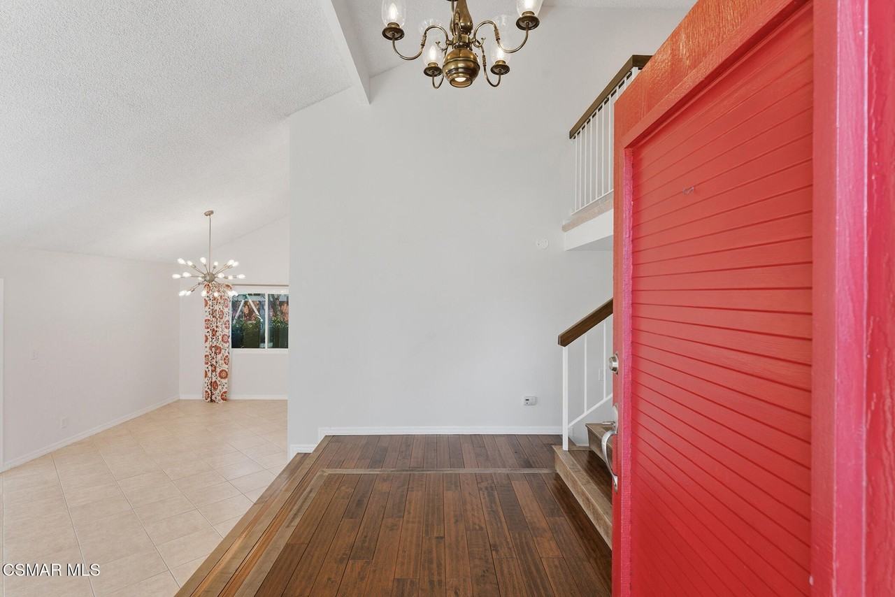 1239 Honeysuckle Ct - Photo 3 of 33