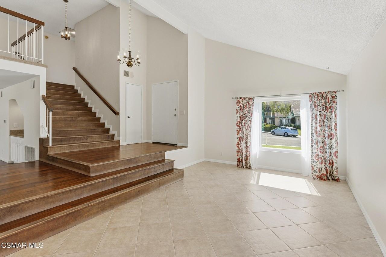 1239 Honeysuckle Ct - Photo 4 of 33