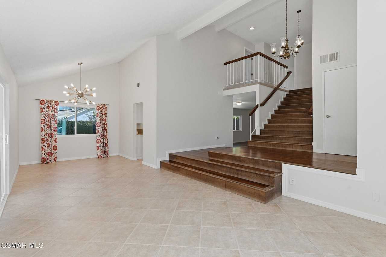 1239 Honeysuckle Ct - Photo 5 of 33