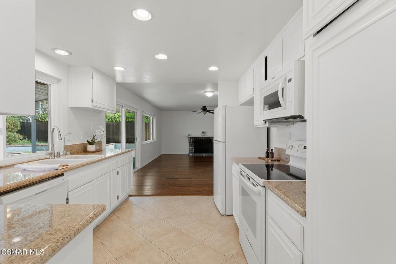 1239 Honeysuckle Ct - Photo 7 of 33