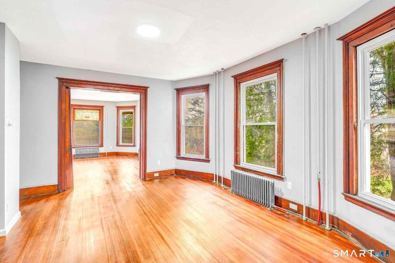 114 Buckingham St #1stFL - Photo 2 of 7