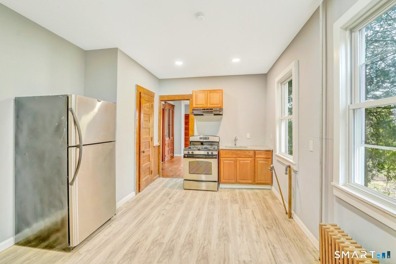 114 Buckingham St #1stFL - Photo 3 of 7