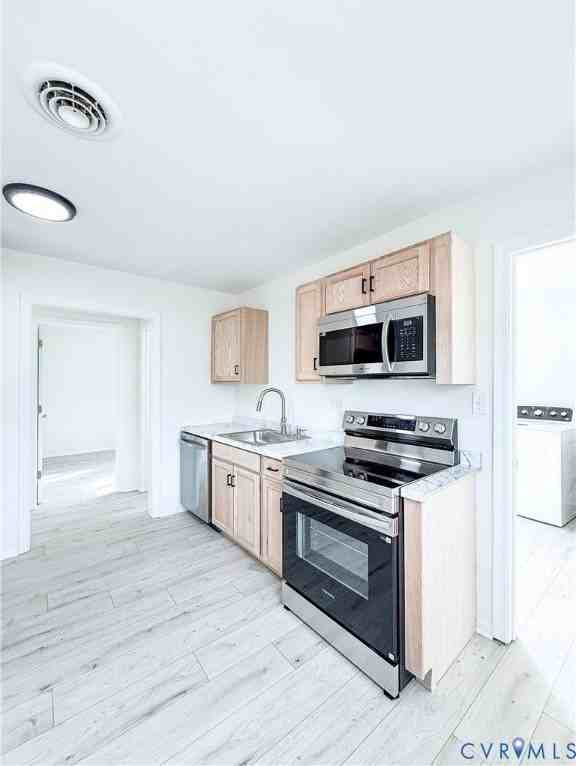 2706 Selden St - Photo 6 of 16